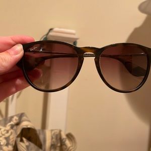 Black and brown Ray bans!